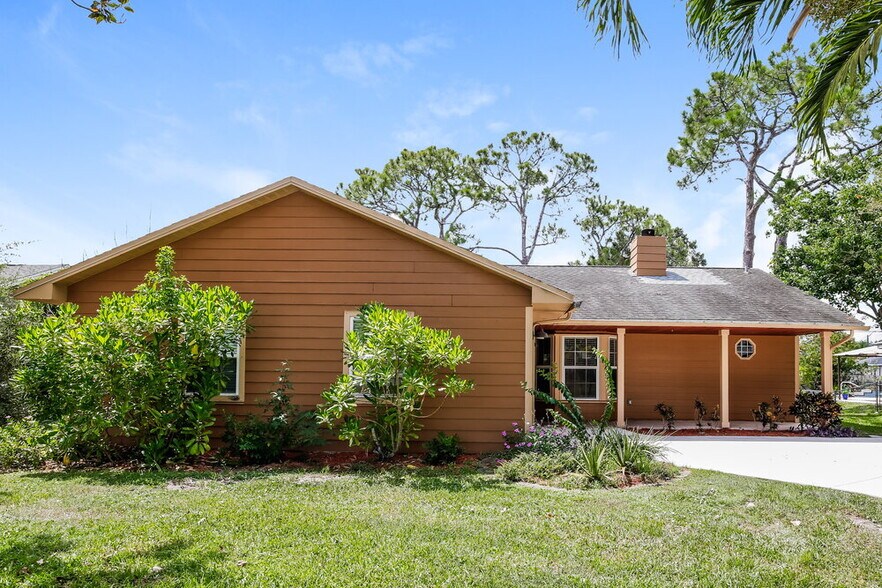 Primary Photo - 222 SW Starflower Ave