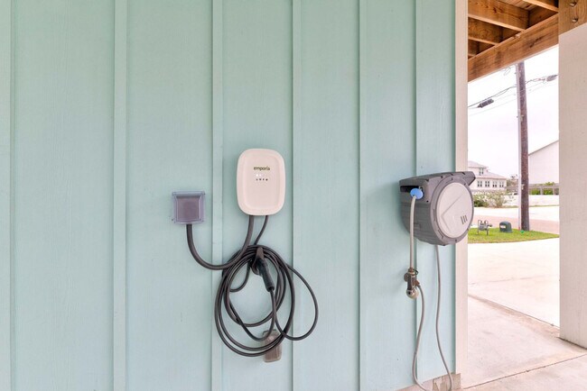 Building Photo - 119 6th St