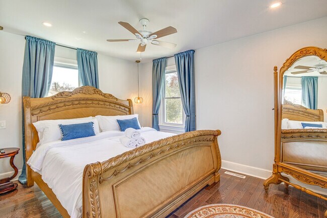 Building Photo - 6127 Longwood Ave