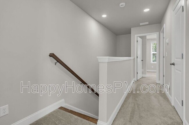 Building Photo - 523 Green Fern Dr