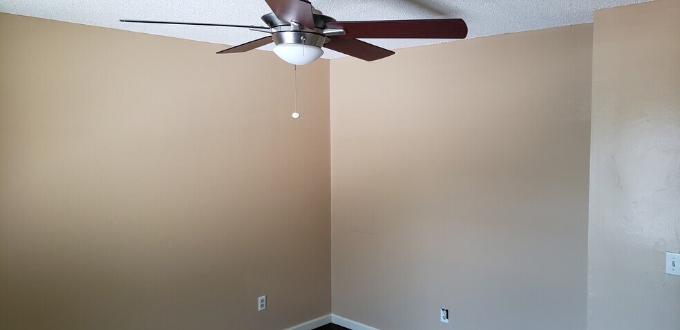 Building Photo - 168 Riverview Dr