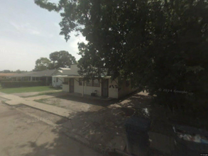 Building Photo - 921 S Theater St