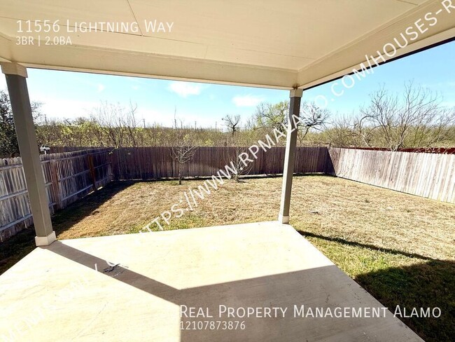 Building Photo - AVAILABLE NOW! 3 Bedroom / 2 Bath Home w/ ...