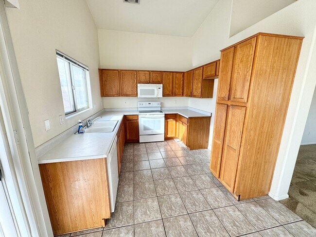 Building Photo - 3 Bedroom 2 Bath Single Level Home In Peor...