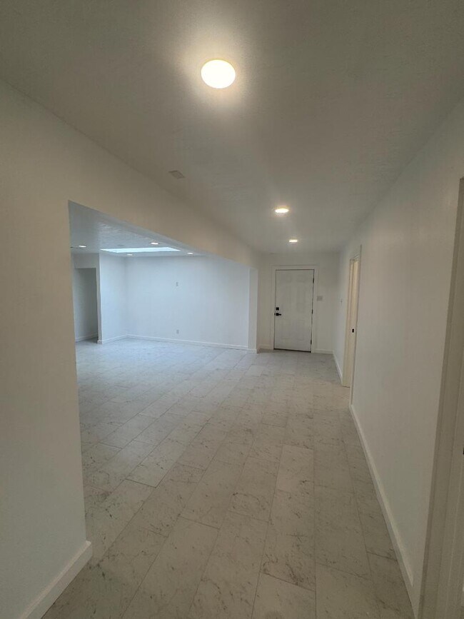 Building Photo - 11216 Baja Dr NE