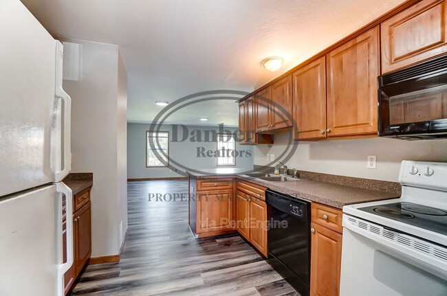 Building Photo - 1117 N Byrne Rd