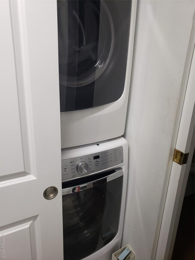 Building Photo - 100 W Broadway