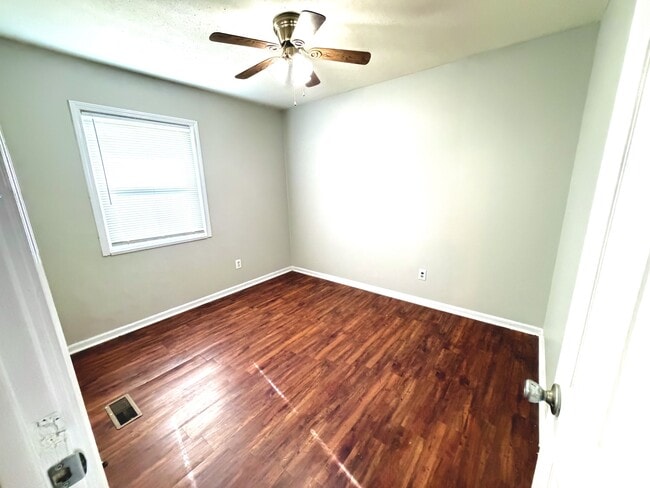 Building Photo - 124 Riverview Ct