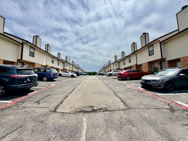 Building Photo - 1223 Dallas Dr