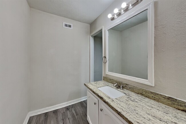 Building Photo - 635 Stonewall Dr