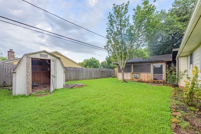 Building Photo - 3503 Riverside Dr