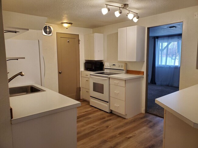 Building Photo - 2 Bedroom 1 Bath Lakefront w/all utilities and lawn care included