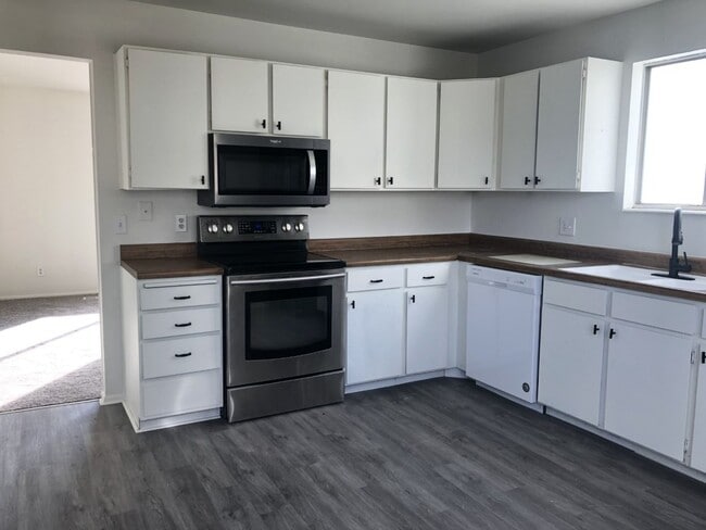Building Photo - HUGE 6 bed 2 bath fully remodeled Kearns home is a MUST SEE!!