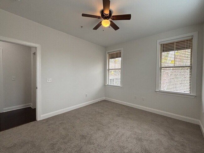 Building Photo - 5565 Colonial Chatsworth Cir