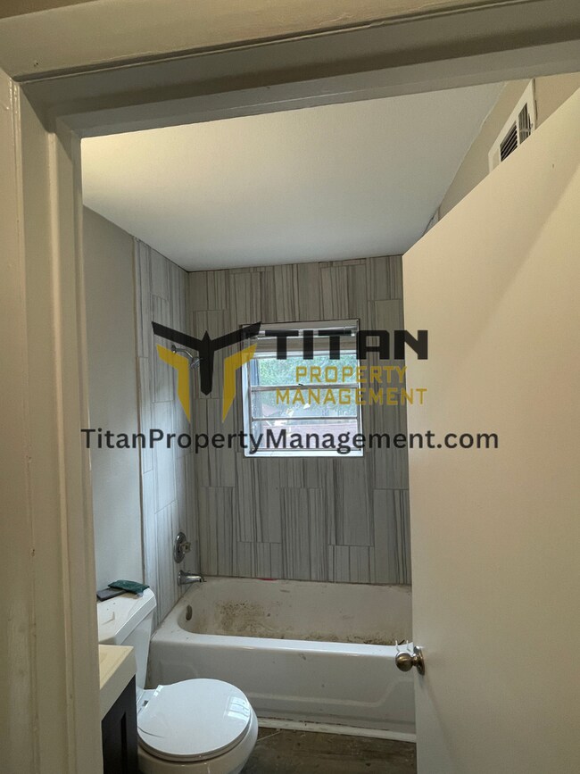 Building Photo - 2B/1B Townhome