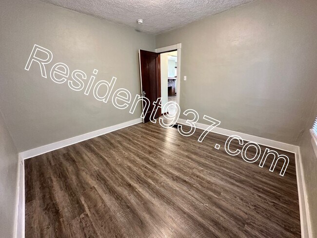 Building Photo - Updated 2 Bed 1 Bath home