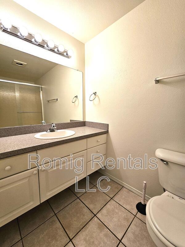 Building Photo - 9703 NE Tenny Creek Dr