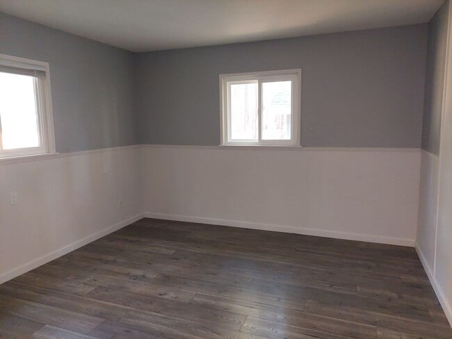 Building Photo - *LONG TERM RENTAL* 2 Car Garage