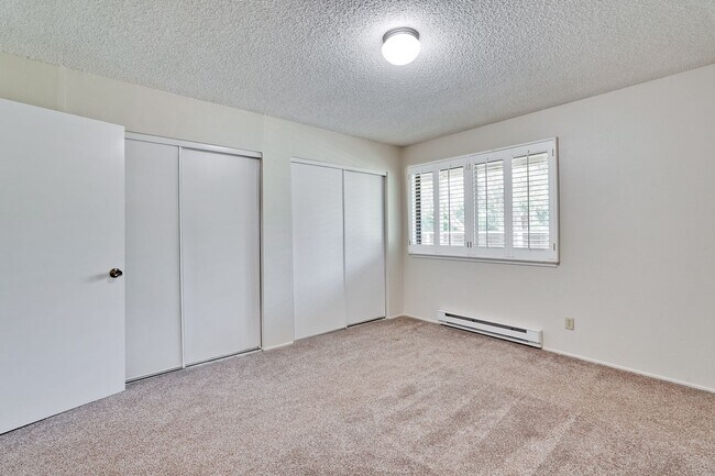 Building Photo - 1st floor corner unit - In Door Laundry- Easy Access to 880 and 237