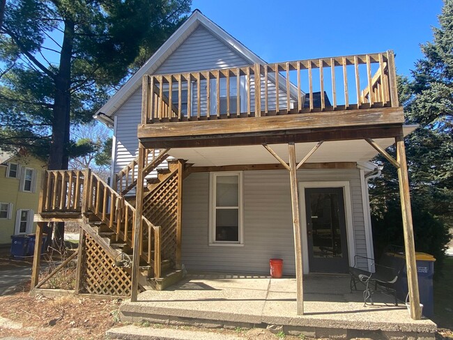 Building Photo - 1 Bed / 1 Bath Upstairs Unit with Private Balcony – Riverside Gardens