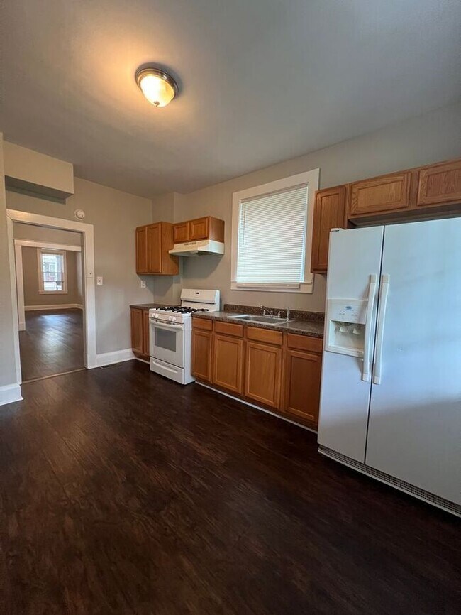 Building Photo - 3 Bedroom 1.5 Bathroom Townhome