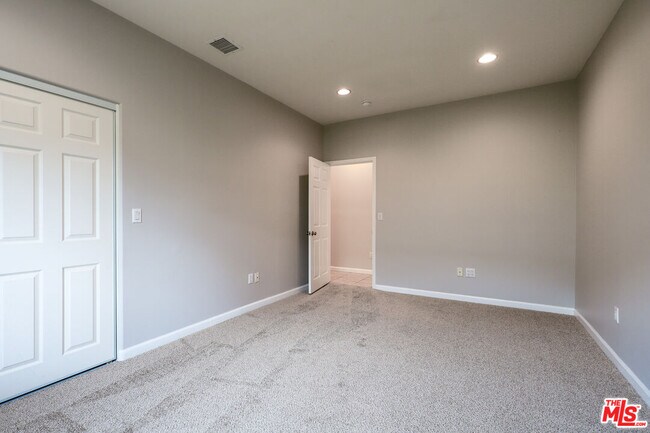 Building Photo - 2210 Manning Ave