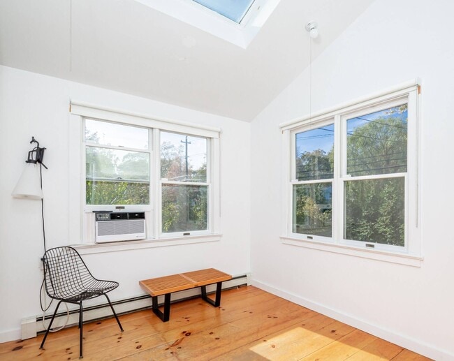 Building Photo - 706 Springs Fireplace Rd