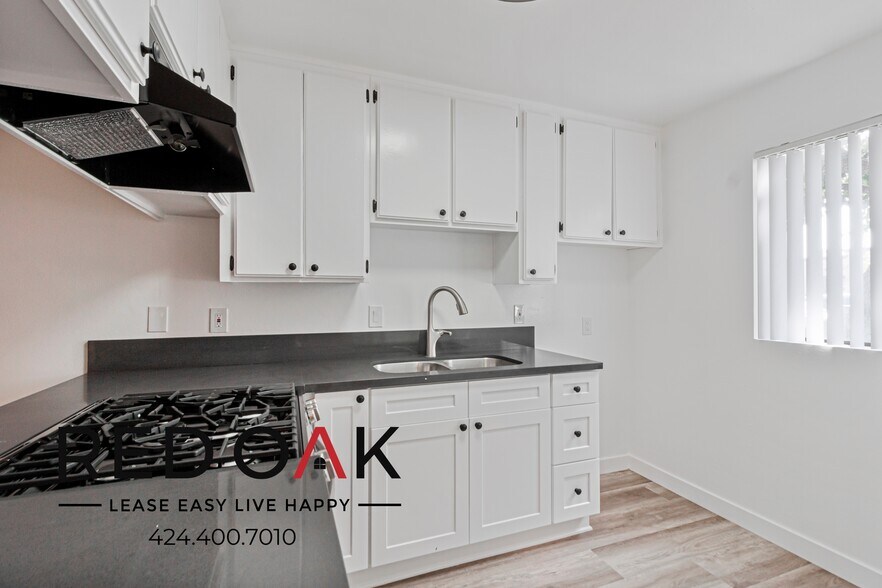 Building Photo - 8614 Woodley Ave