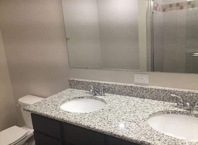 Building Photo - Beautiful 3 bedroom 2 bath home located in a quiet neighborhood