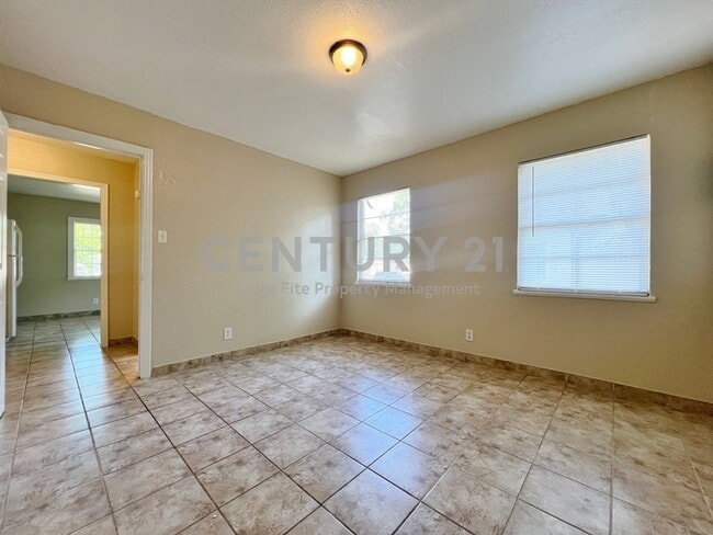 Building Photo - Cozy 1-Story 1/1 Duplex in Castleberry ISD...