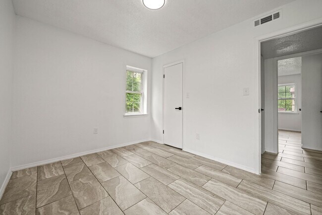 Building Photo - ***MOVE IN SPECIAL*** July special $275 Rent + $400 Deposit CALL NOW 479-353-1778