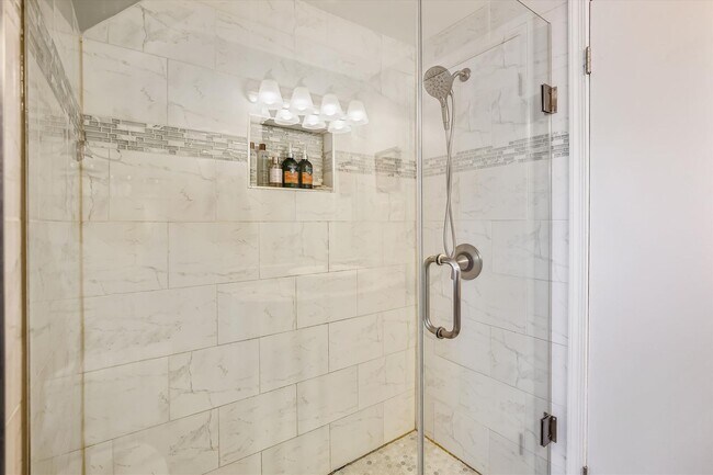 Building Photo - Fabulous 5BR 2.5BA Located in Close in Roc...