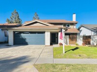 Building Photo - Modern 5 bedroom Home