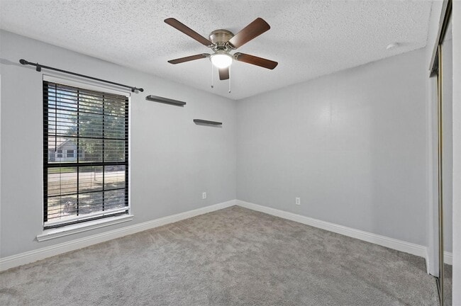 Building Photo - 2530 Seven Hills Dr