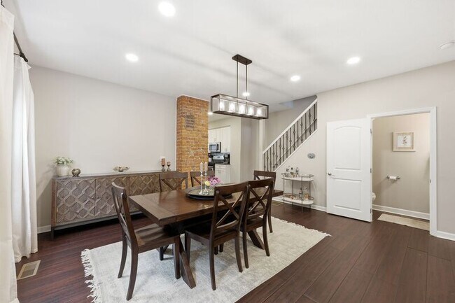 Building Photo - 621 Reinhard Ave