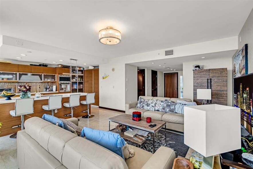 Building Photo - 5875 Collins Ave