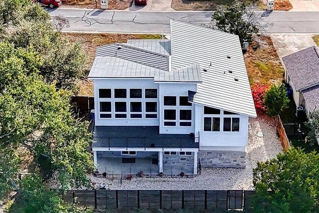 Building Photo - 300 Summit Ridge Dr N