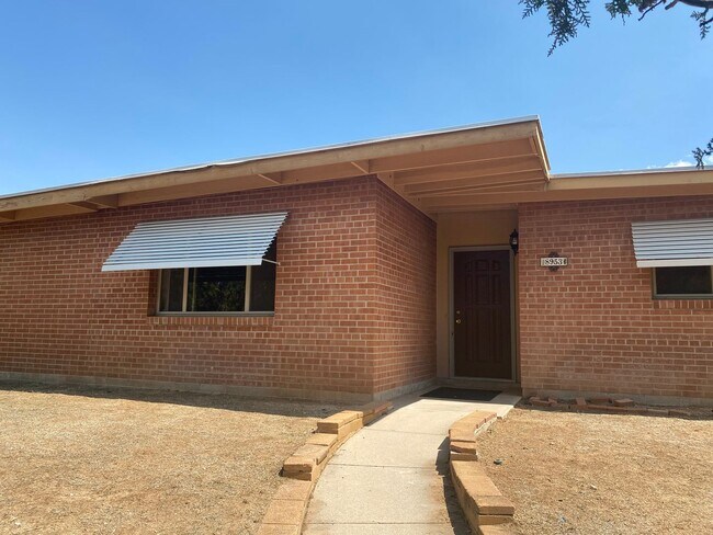 Building Photo - Eastside 3 bed 2 bath - Pool and Garage