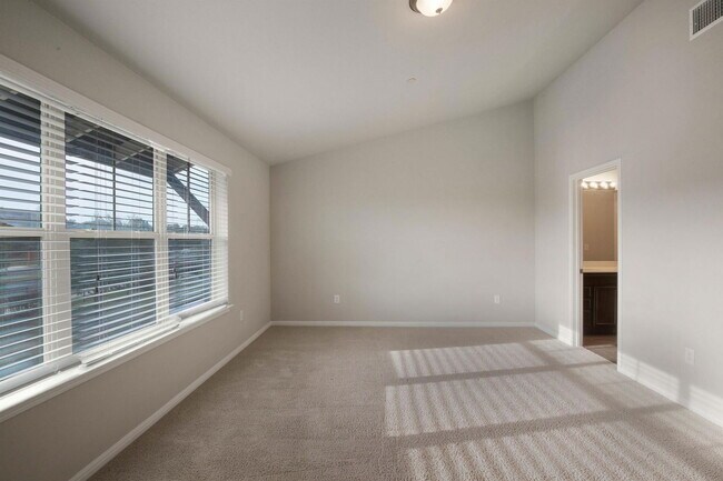 Building Photo - 516 E Slaughter Ln