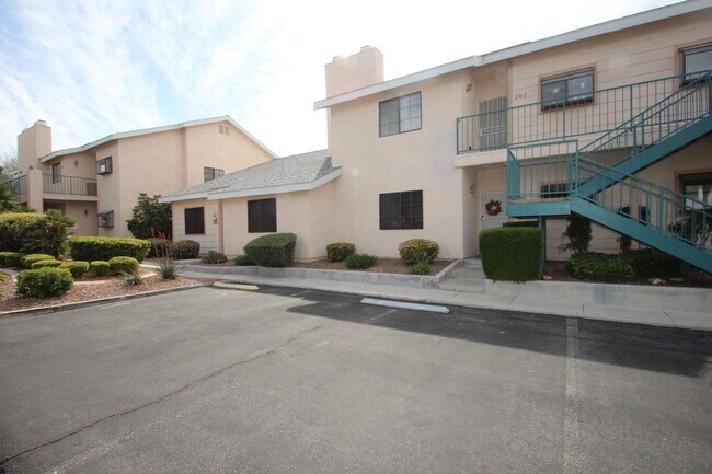 Primary Photo - Lovely 2 Bed 2 Bath Downstairs Condo in Gr...