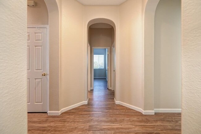 Building Photo - Gorgeous Roseville 4 Bedroom