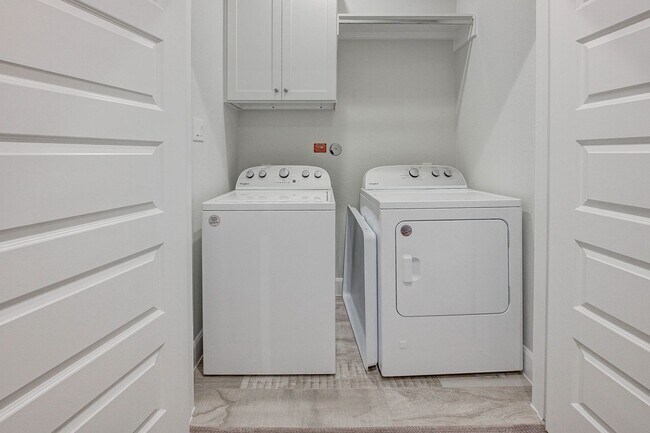 Building Photo - 3BR, 3.5BA Townhome with Balcony, Yard & D...
