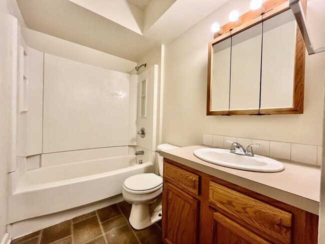 Building Photo - Two Bedroom Apartment in Northwest Grand Rapids - $400 Off Move-in by 2/15/26!