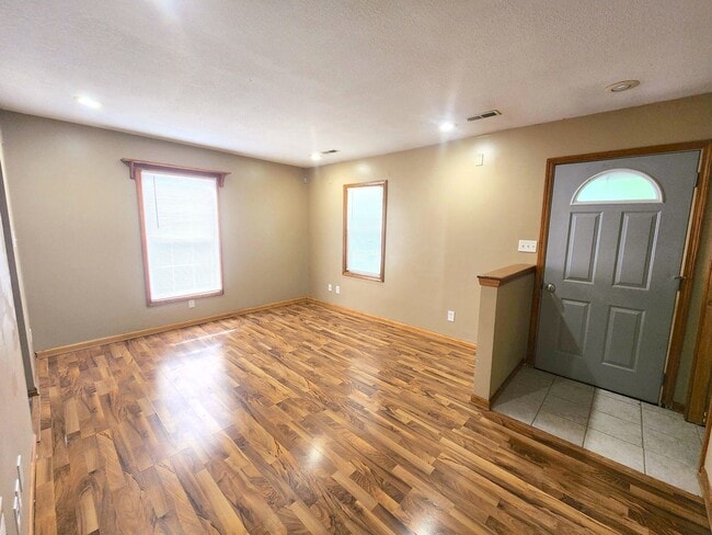 Building Photo - Cute home with amazing natural lighting! Check it out today!