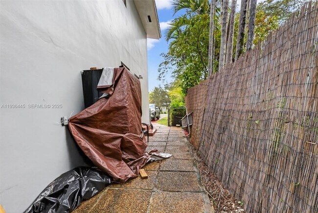 Building Photo - 135 South Dr