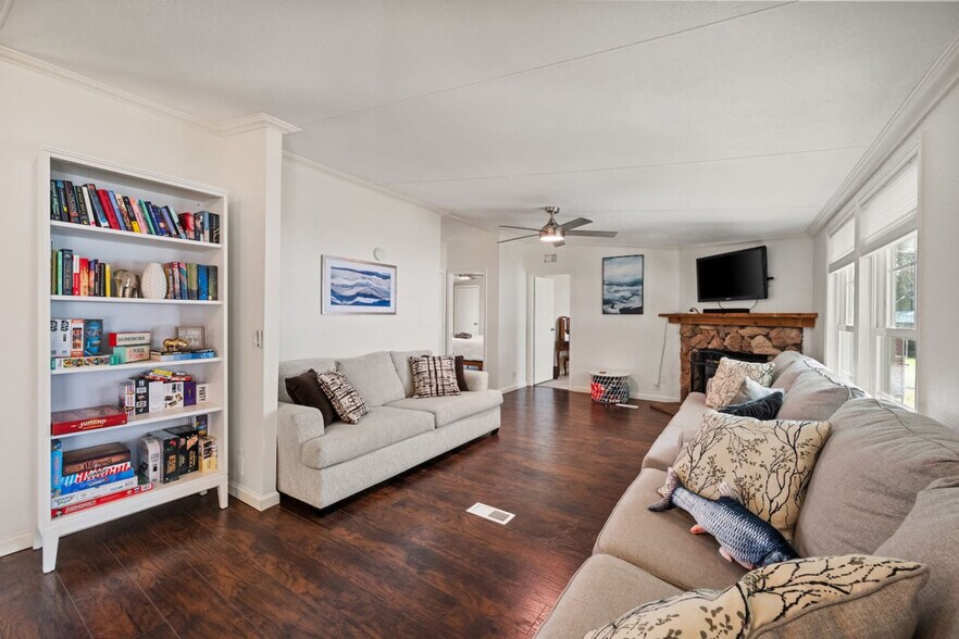 Primary Photo - 10254 N Lake Cir