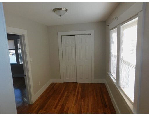 Building Photo - 483 Newport Ave