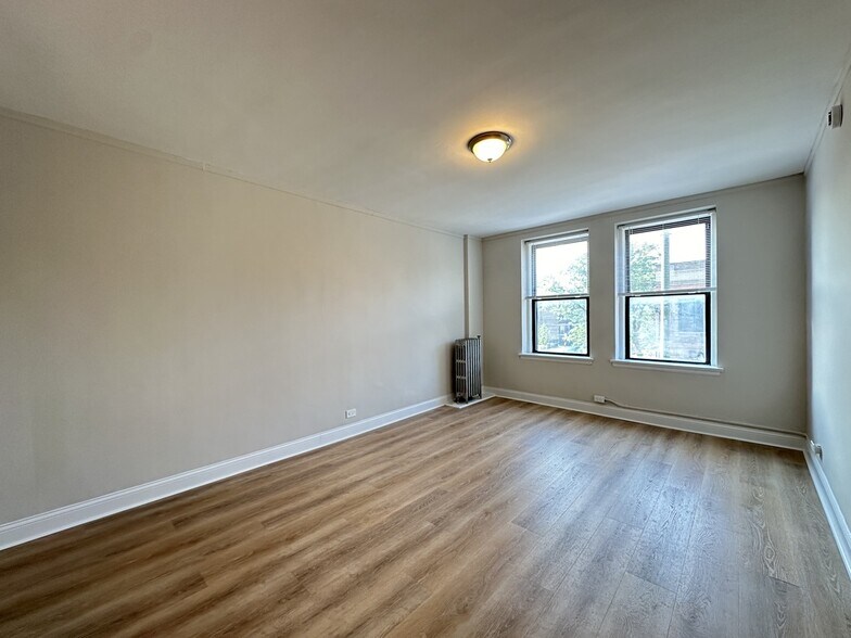 Building Photo - 3335 W Diversey Ave