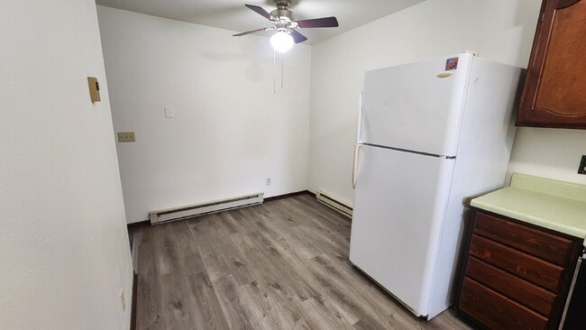 Building Photo - 3 Bedroom Duplex Month to Month or 6 Month...