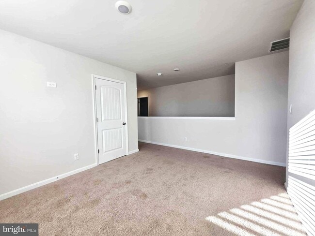 Building Photo - 374 Robbins Farm Rd